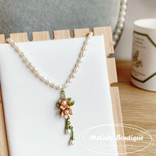 Load image into Gallery viewer, Blanche (Necklace)
